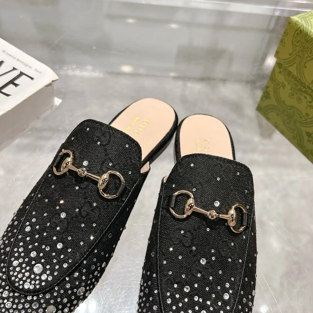 👟👟Ex-factory price 440👟👟 Burgundy G diamond (35-41) (41/42 customized) As an outstanding representative of Gucci’s design heritage, the Jordaan series horsebit loafers vividly highlight the classic elegance. This shoe is made of the brand’s iconic monogram canvas, making it a timeless classic. The material of this shoe is soft, and the silhouette is exquisite and smooth, highlighting daily elegance. Angora red GG canvas Women Light gold tone hardware Horsebit faceted crystal detail Leather sole